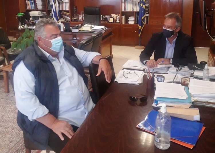 Τοποθέτηση νέου συνθετικού τάπητα στο γήπεδο της Πηγής