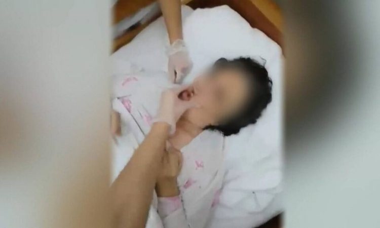 Σοκαριστικά βίντεο από οίκο ευγηρίας στη Β. Ελλάδα – Κακοποιούν ηλικιωμένους και γελάνε