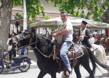 Περιφορά της εικόνας του Αγίου Νικολάου με άλογα στη Φαρκαδόνα