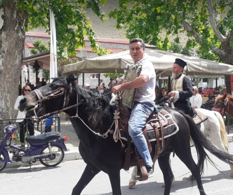 Περιφορά της εικόνας του Αγίου Νικολάου με άλογα στη Φαρκαδόνα