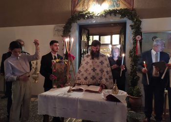 Χριστός Ανέστη… Με μάσκες και αποστάσεις στα προαύλια στις Εκκλησιές των Τρικάλων η Ανάσταση