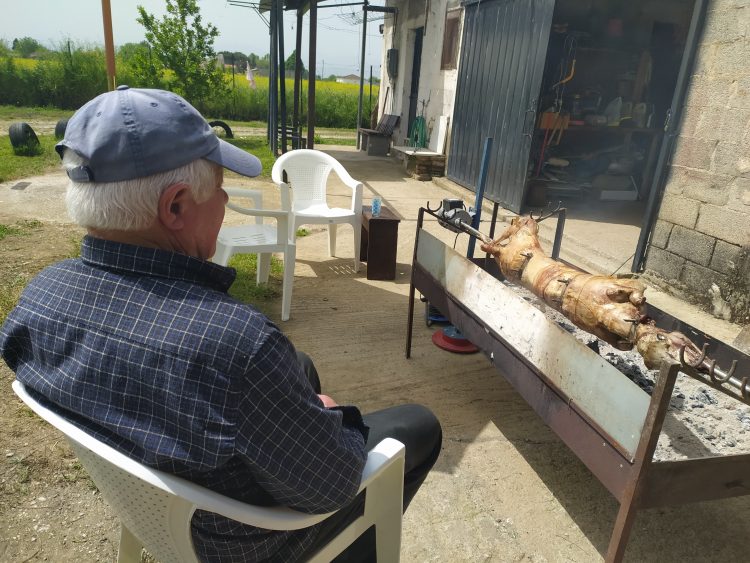 Υπαίθρια ψησταριά θύμιζε η πόλη των Τρικάλων-Σούβλισμα στο κλεινόν άστυ για πολλούς Τρικαλινούς