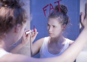 Πώς πρέπει να αντιδράτε όταν η κόρη σας πιστεύει ότι είναι παχουλή