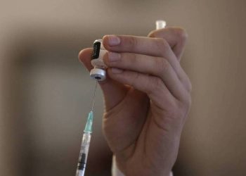 Κορονοϊός: Τι ποσοστό προστασία δίνει το «κοκτέιλ» Pfizer – Moderna
