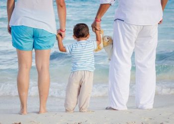 Επίδομα έως 1.200 ευρώ για ανάδοχους γονείς – Σήμερα (26/5) ανοίγει η πλατφόρμα για τις αιτήσεις