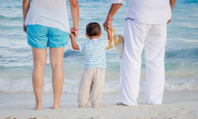 Επίδομα έως 1.200 ευρώ για ανάδοχους γονείς – Σήμερα (26/5) ανοίγει η πλατφόρμα για τις αιτήσεις