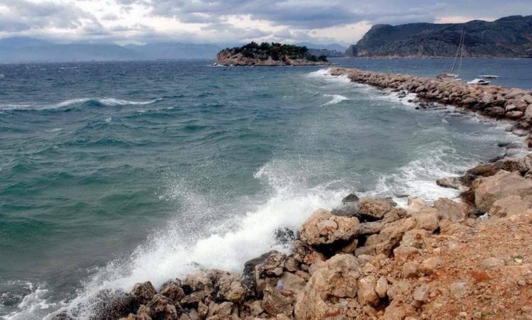 Αλλάζει «πρόσωπο» ο καιρός: Πτώση της θερμοκρασίας και άνεμοι έως 8 μποφόρ