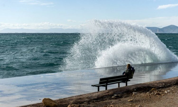 Καιρός: Με καλές θερμοκρασίες επιστρέφουν οι μαθητές στα σχολεία – Μέχρι οχτώ μποφόρ στο Αιγαίο