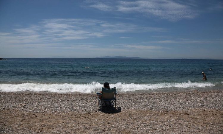 Καιρός: Μικρή άνοδος της θερμοκρασίας την Τρίτη – Επιμένουν οι ισχυροί άνεμοι στο Αιγαίο