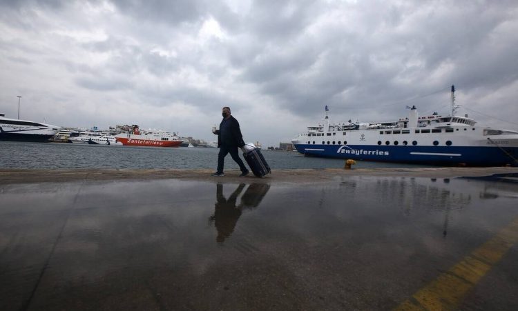 Καιρός: Βροχές και σποραδικές καταιγίδες έως το βράδυ – Πού θα είναι έντονα τα φαινόμενα