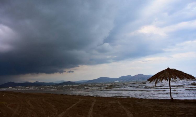 Καιρός – Έκτακτο δελτίο ΕΜΥ: Έντονα φαινόμενα σε αρκετές περιοχές – Πότε θα επιστρέψει το καλοκαίρι