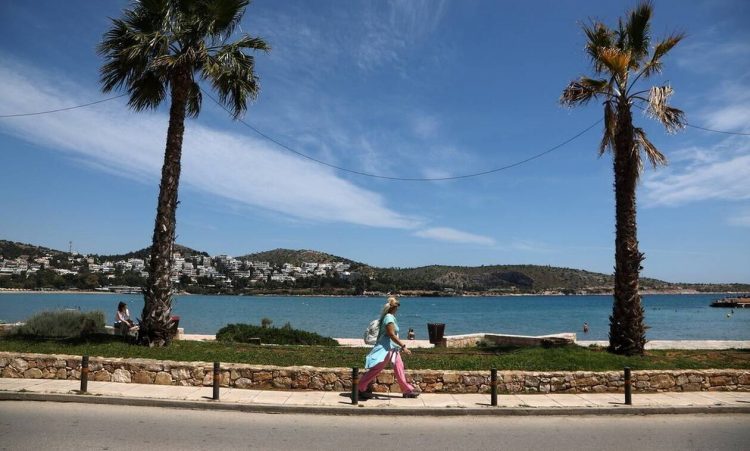 Ανοιξιάτικος ο καιρός το Σαββατοκύριακο – Πού θα βρέξει (χάρτες)