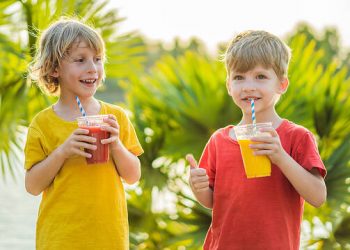 Smoothie με καλοκαιρινά φρούτα για παιδιά (vid)