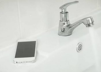 Τραγικός θάνατος για 22χρονη στην Ελβετία όταν έπεσε στην μπανιέρα το κινητό που φόρτιζε