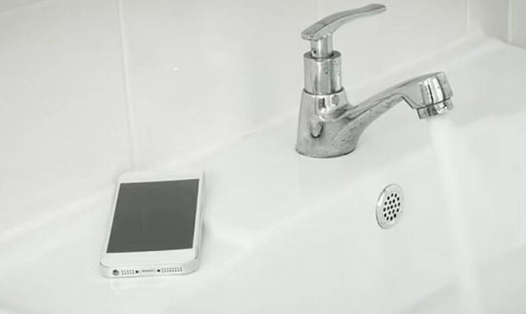 Τραγικός θάνατος για 22χρονη στην Ελβετία όταν έπεσε στην μπανιέρα το κινητό που φόρτιζε