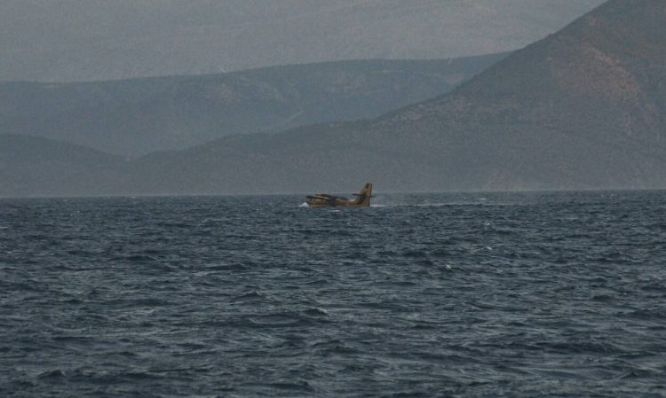Παραμένει δύσκολη η κατάσταση στην Κορινθία – Αγώνας με συνεχείς ρίψεις νερού
