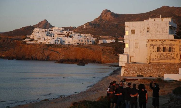 Κορονοϊός: Η άρση των μέτρων, η πορεία των εμβολιασμών και ο σχεδιασμός για απαλλαγή από τις μάσκες