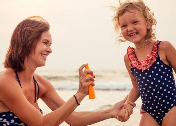 Λεκές από αντηλιακό: Το μυστικό για να τον αφαιρέσετε από τα ρούχα (vid)