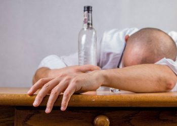 Βρετανία: Ρεκόρ θανάτων που συνδέονται με το αλκοόλ κατά τη διάρκεια της Καραντίνας