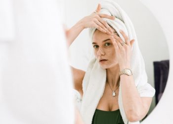 Φτιάχνουμε DIY τονωτικό spray για λαμπερή επιδερμίδα