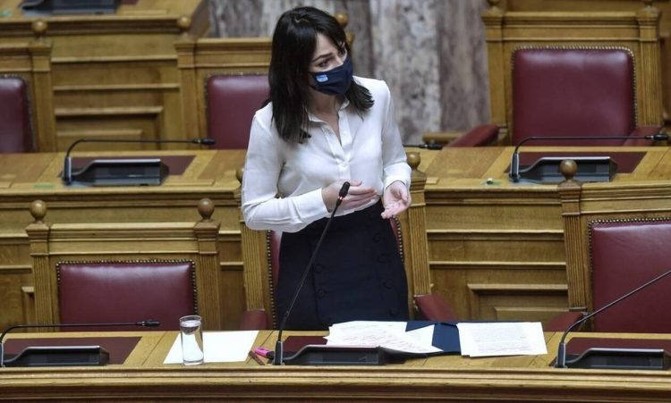 Δόμνα Μιχαηλίδου: «Βγάζουμε τα παιδιά από τα ιδρύματα» – Τα ηλικιακά όρια για ανάδοχους γονείς