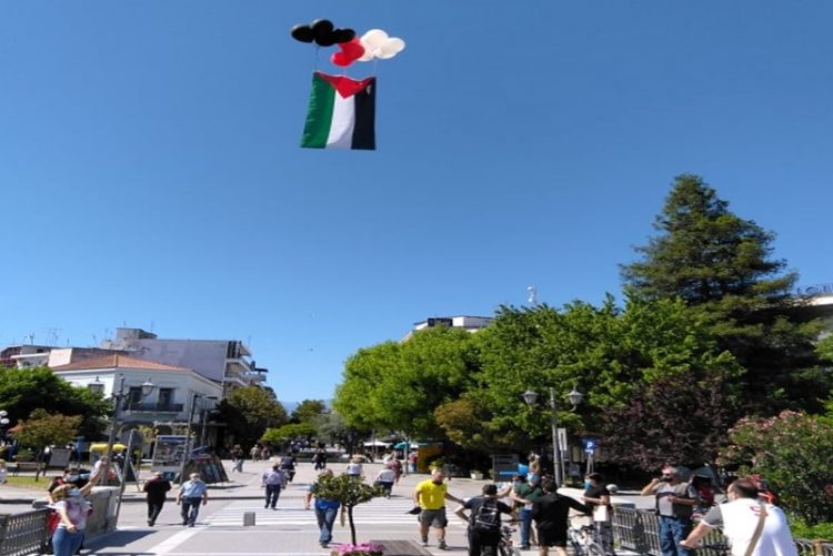 Αλληλεγγύη στην Παλαιστίνη από τα Τρίκαλα-Σήκωσαν την παλαιστινιακή σημαία, στην κεντρική γέφυρα