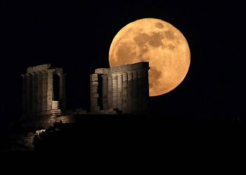 Μάγεψε τον κόσμο η υπερανσέληνος και η έκλειψη – Μοναδικές εικόνες από την Ελλάδα