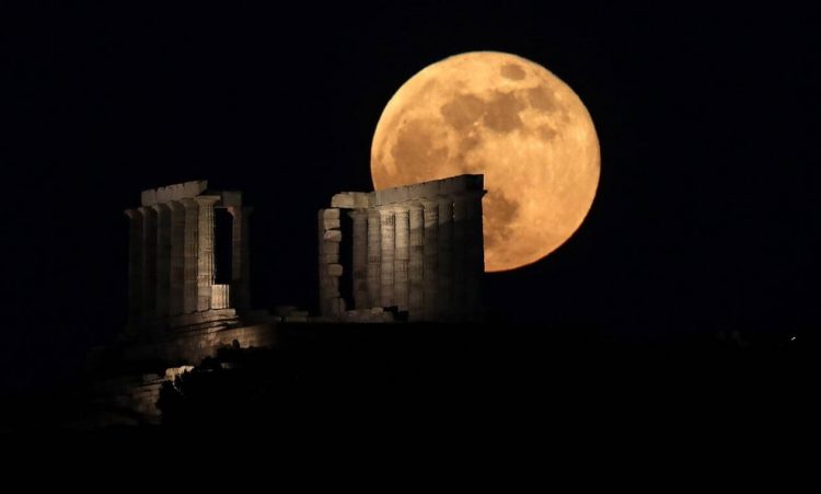 Μάγεψε τον κόσμο η υπερανσέληνος και η έκλειψη – Μοναδικές εικόνες από την Ελλάδα
