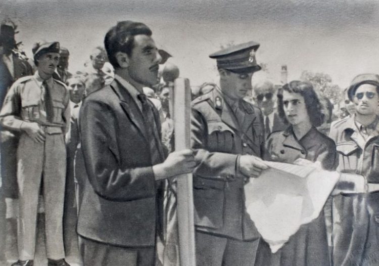 Σαν σήμερα 21 Μαϊου 1945 ο Νικόλαος Δημ. Λεοντάρης παραδίδει σε επίσημη τελετή στο 119 Ταγμα Εθνοφυλακής την Ιστορική Πολεμική Σημαία του 5ου Συντάγματός Πεζικού Τρικάλων