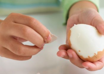 4 πρωτότυποι τρόποι για να καθαρίσεις το βραστό αυγό (vid)