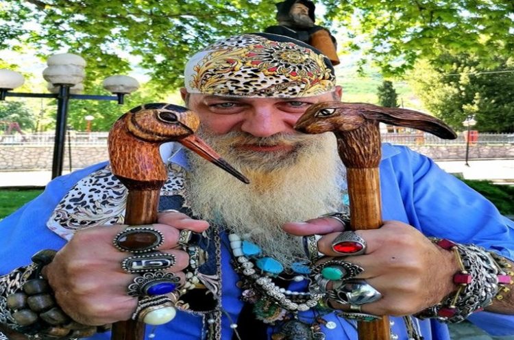 Πειρατής ψάχνει για θησαυρό στο μονοπάτι του Ασκληπιού στον Κεφαλοπόταμο