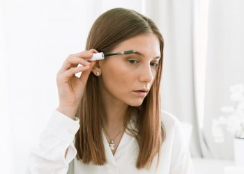 Χαρίστε boost στις βλεφαρίδες σας με καστορέλαιο