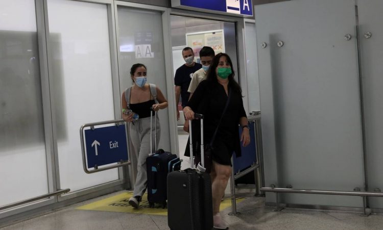 Πράσινο πιστοποιητικό εμβολιασμού: Τι είναι και πότε θα μπορούν οι Έλληνες να το εκδώσουν