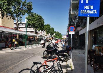 Οριοθέτηση στάθμευσης για ποδήλατα – μηχανάκια στη λαϊκή