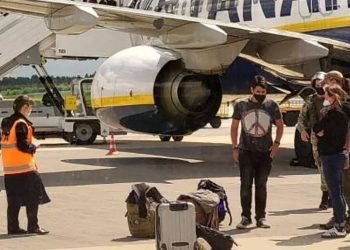 Κρατική αεροπειρατεία: Έτσι συνελήφθη ο Λευκορώσος δημοσιογράφος – Μιλούν επιβάτες της πτήσης