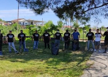 Εθελοντική Ομάδα Ρομά «Ηλίας Φουντούνας» με καθαρισμό αυλής σχολείου