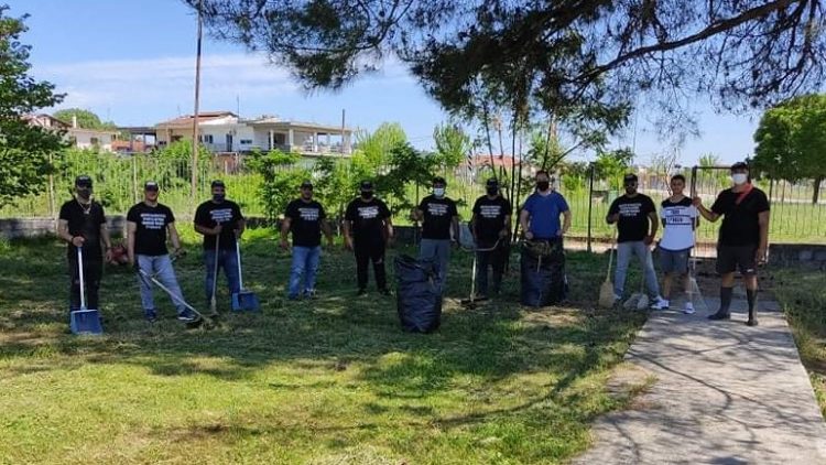 Εθελοντική Ομάδα Ρομά «Ηλίας Φουντούνας» με καθαρισμό αυλής σχολείου