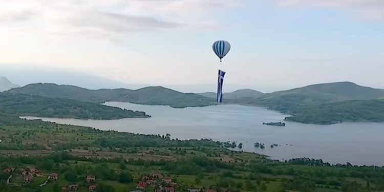 Η μεγαλύτερη ελληνική σημαία στον κόσμο υψώθηκε πάνω από τη λίμνη Πλαστήρα  (video) - TrikalaView