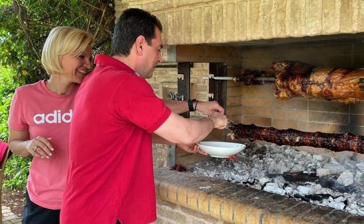 Παραδοσιακός κι άριστος ψήστης… ο Υπουργός