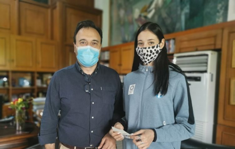 Συμβολικό δώρο του Δημάρχου Τρικκαίων για το ταξίδι της Φένιας Τζέλη προς το Τόκιο