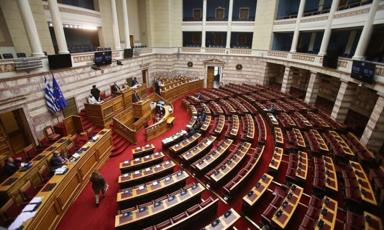 Ψηφίζεται το νομοσχέδιο για τη Συνεπιμέλεια – Αλλάζει το οικογενειακό δίκαιο μετά από 38 χρόνια