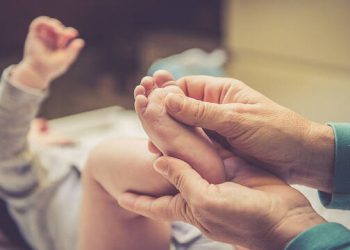 Βρεφικό μασάζ για τη δυσκοιλιότητα, τους κολικούς και τα αέρια (vid)