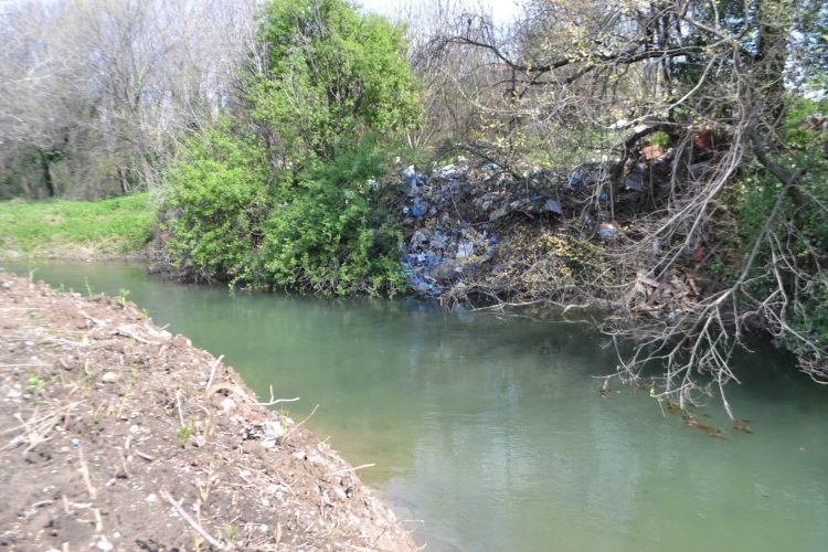 «Αν ουρείς στην θάλασσα , θα τα βρεις στ΄ αλάτι»