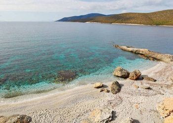 Η πιο έρημη και κρυστάλλινη παραλία βρίσκεται λίγο έξω από την Αθήνα
