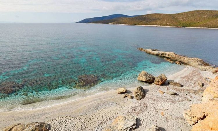 Η πιο έρημη και κρυστάλλινη παραλία βρίσκεται λίγο έξω από την Αθήνα
