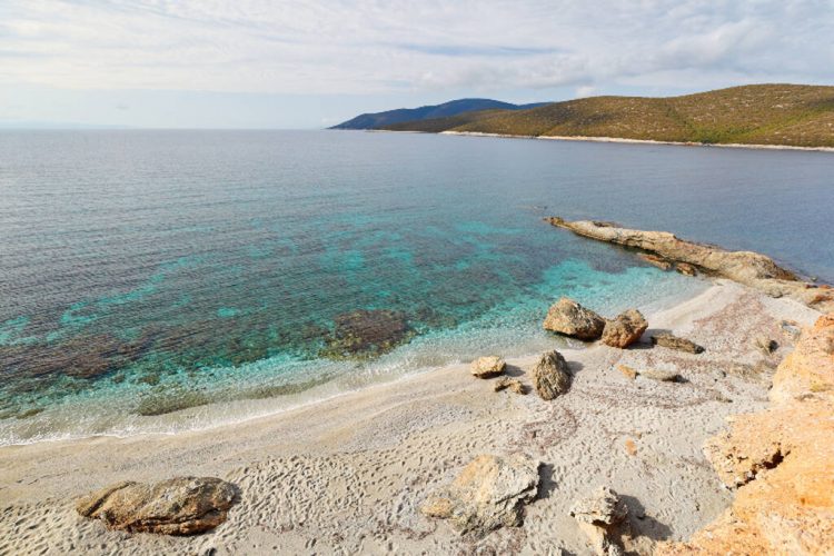 Η πιο έρημη και κρυστάλλινη παραλία βρίσκεται λίγο έξω από την Αθήνα