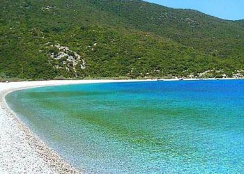 Ποια είναι η παραλία που πάνε όλοι οι τουρίστες αλλά δεν την ξέρουν οι Έλληνες;