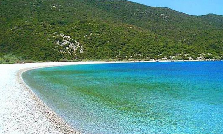 Ποια είναι η παραλία που πάνε όλοι οι τουρίστες αλλά δεν την ξέρουν οι Έλληνες;