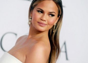 Chrissy Teigen: O απίστευτος λόγος που λούζεται με σαπούνι πιάτων