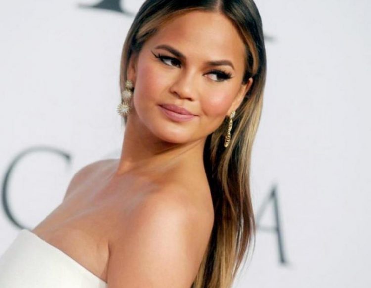 Chrissy Teigen: O απίστευτος λόγος που λούζεται με σαπούνι πιάτων